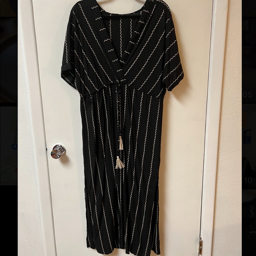 Black and White Stripped Maxi/Midi Dress. Size XL.